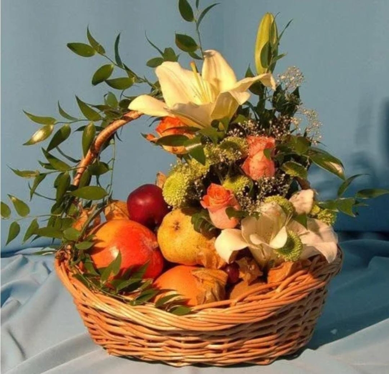 Корзина с фруктами и цветами