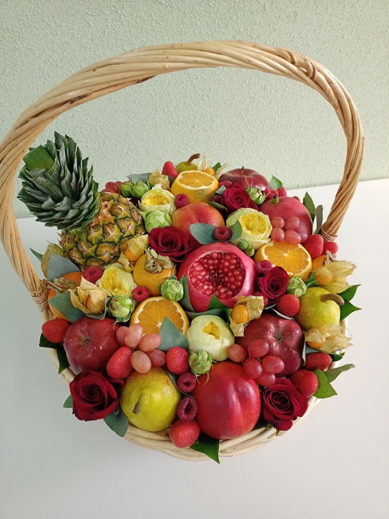 Букет из фруктов в корзинке