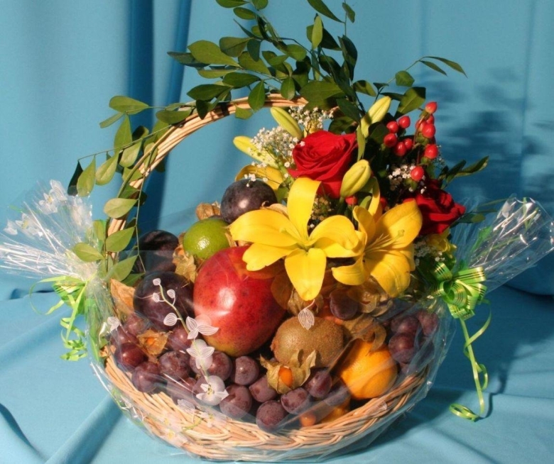 Корзина с фруктами и цветами