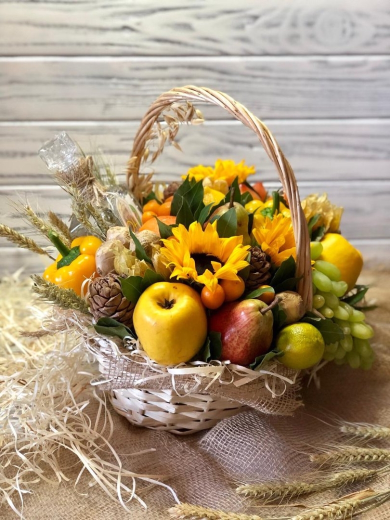 Букет из фруктов в корзинке