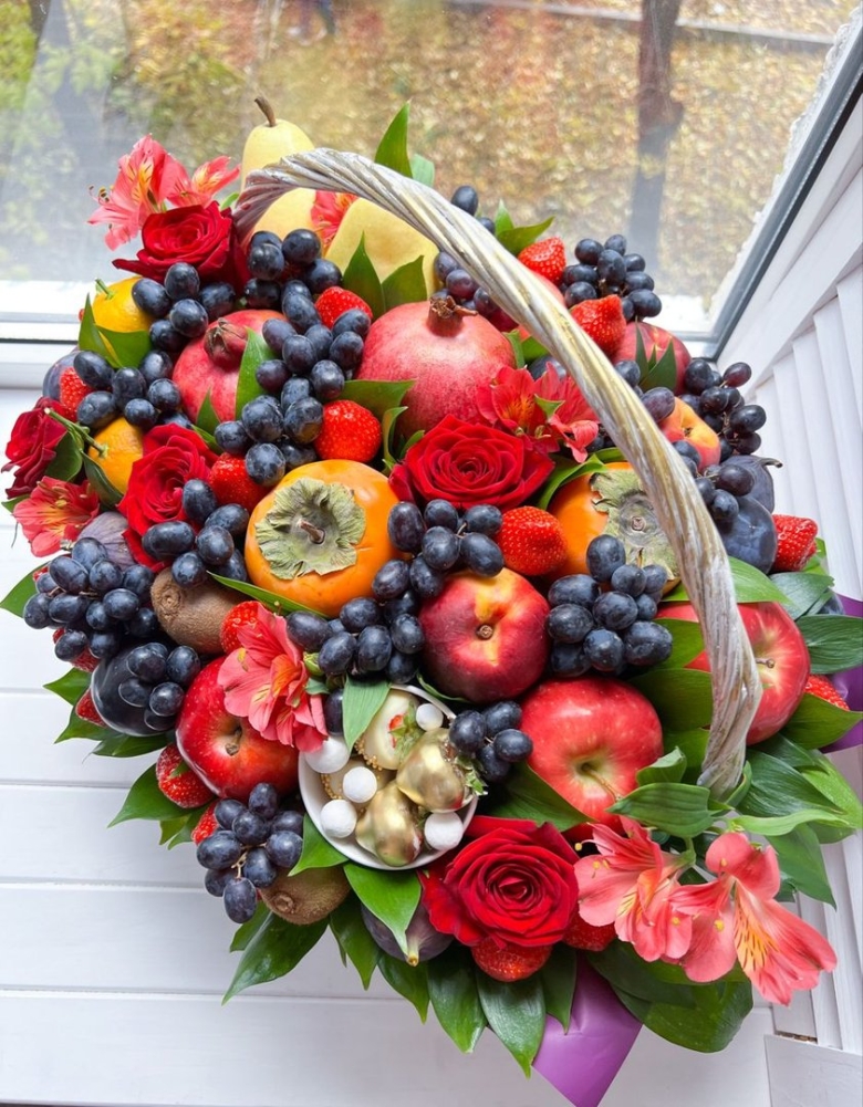Корзина из фруктов и цветов