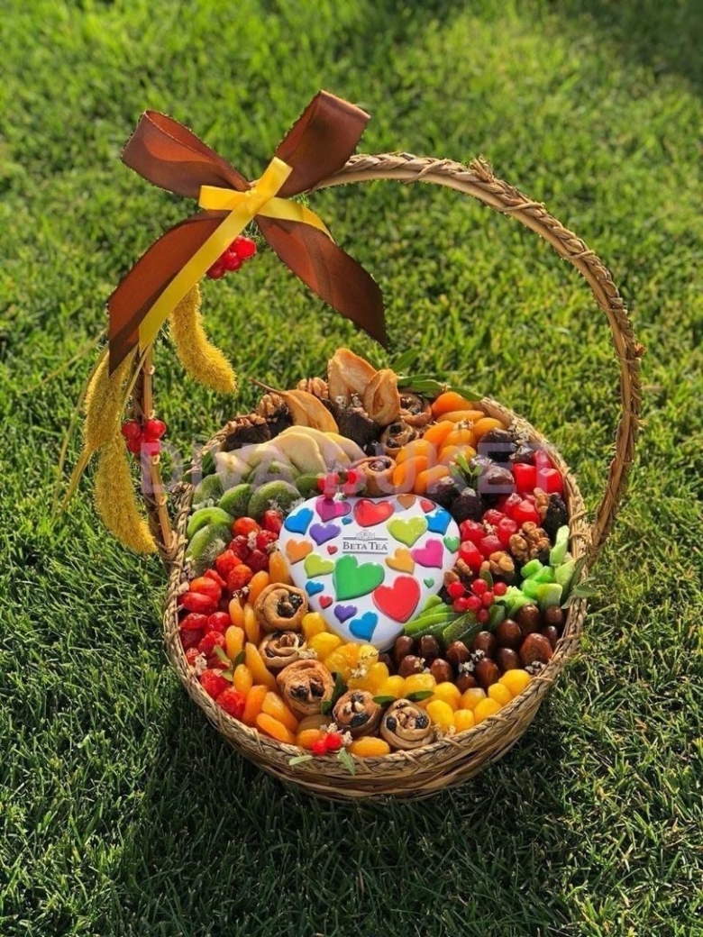 Корзина с фруктами и орехами