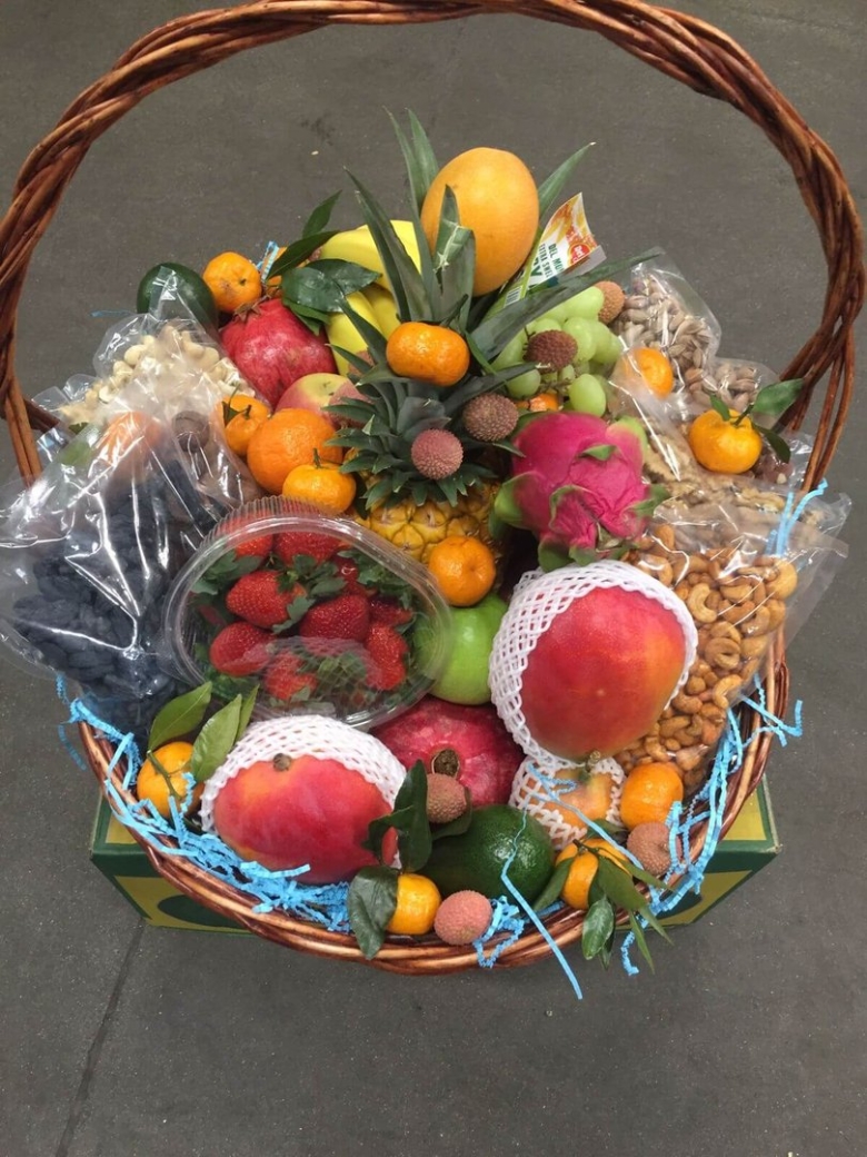 Корзина с экзотическими фруктами