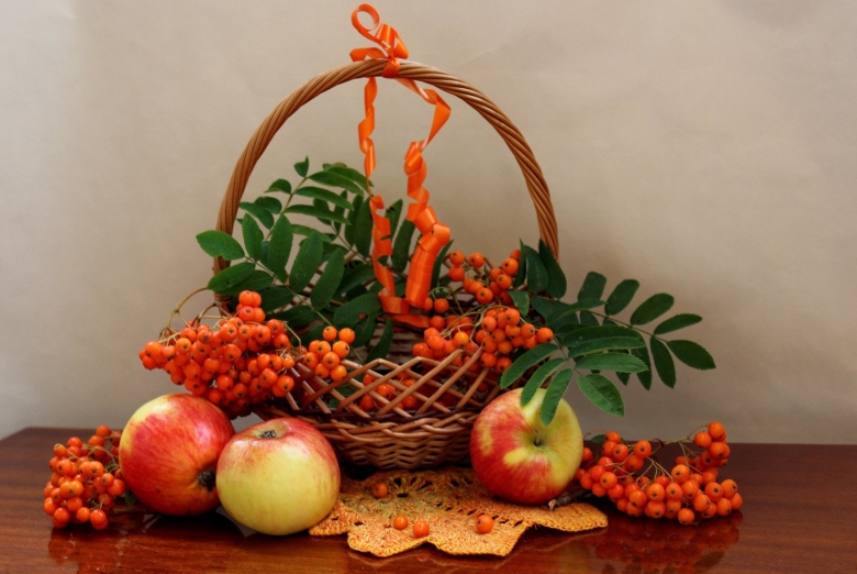 Рябина в корзине