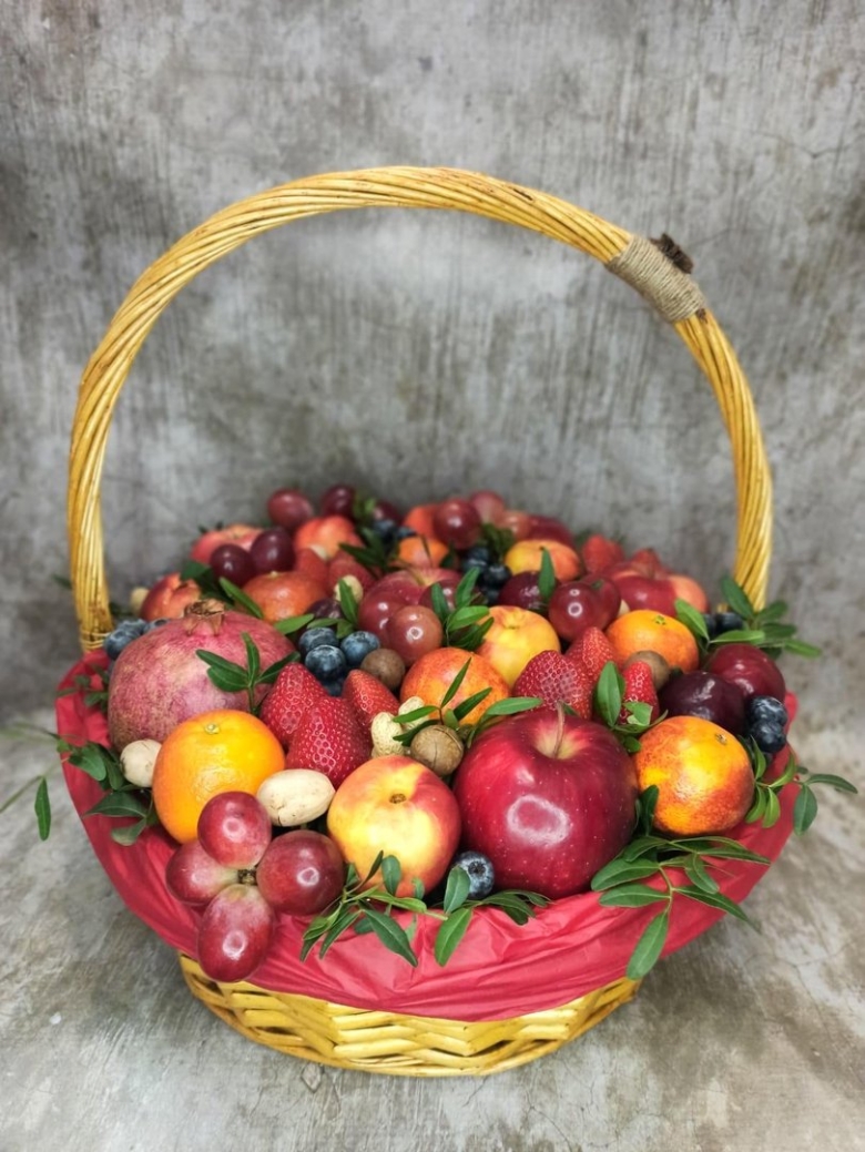 Букет из фруктов в корзинке