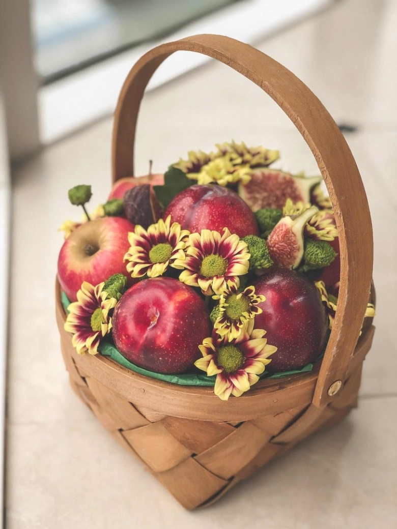 Букет из фруктов в корзинке