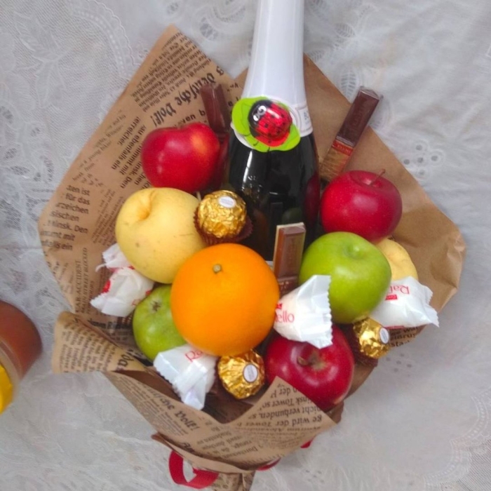 Букет с шампанским и фруктами