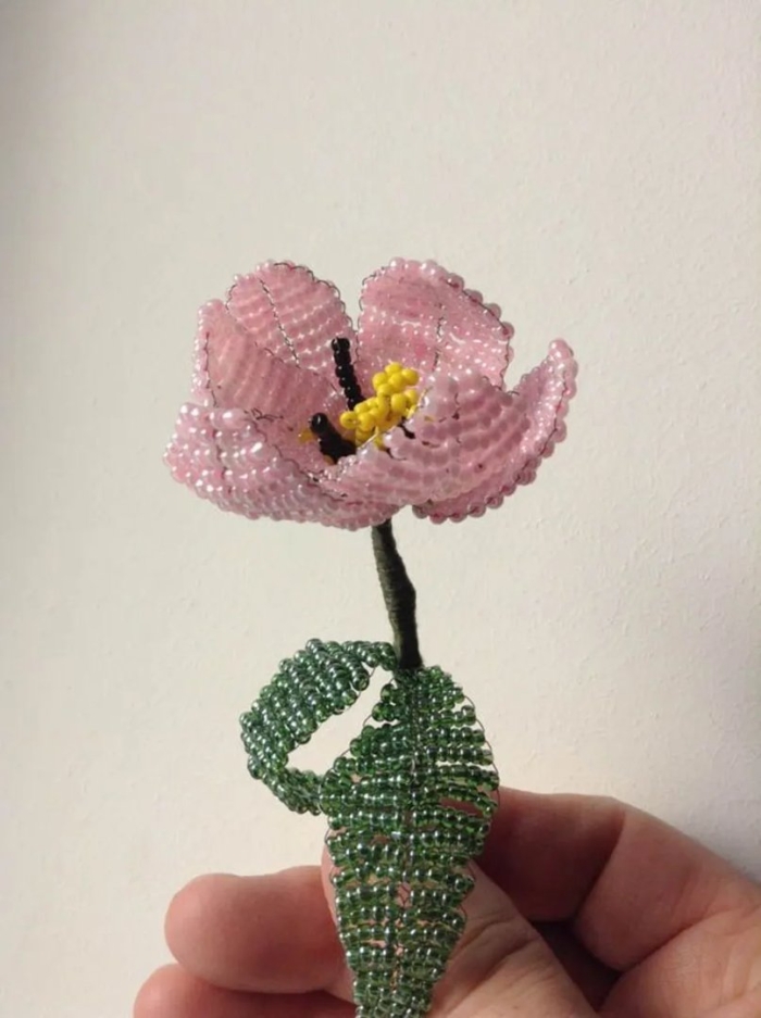 Маленькие цветы из бисера