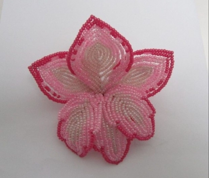 Лилия и3 бисера