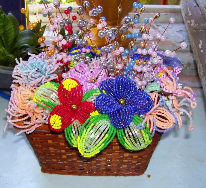 Полевые цветы из бисера в корзинке
