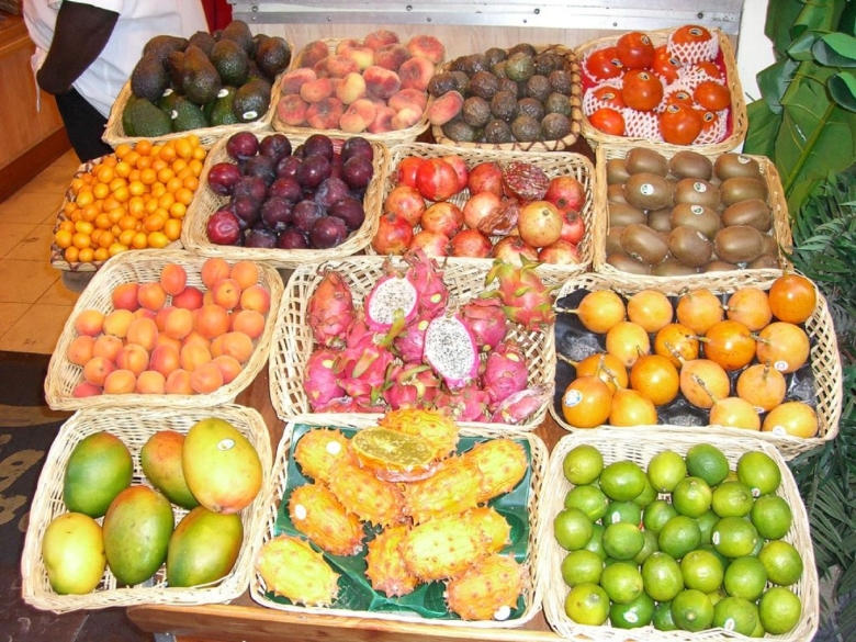 Экзотические фрукты на рынке