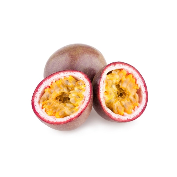 Маракуйя на белом фоне