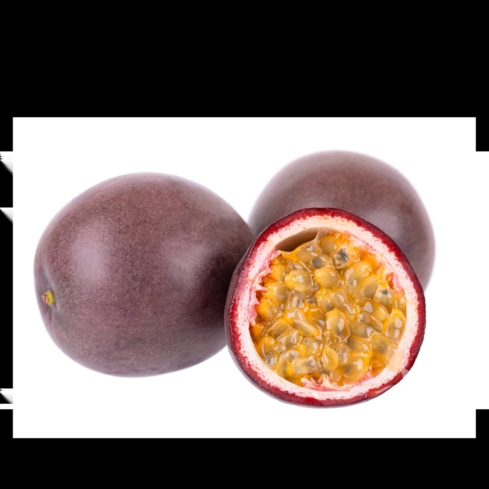 Маракуйя на белом фоне