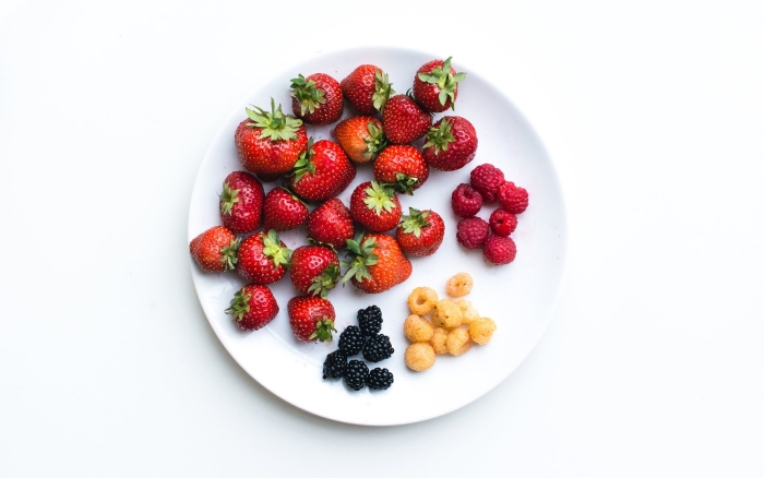 Клубника в тарелке