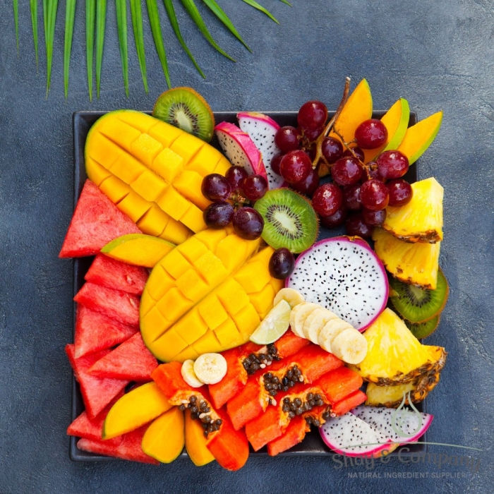 Тропические фрукты на тарелке