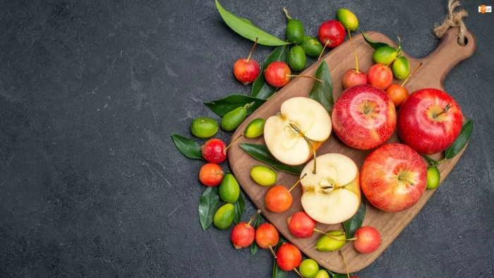 Яблоки на столе