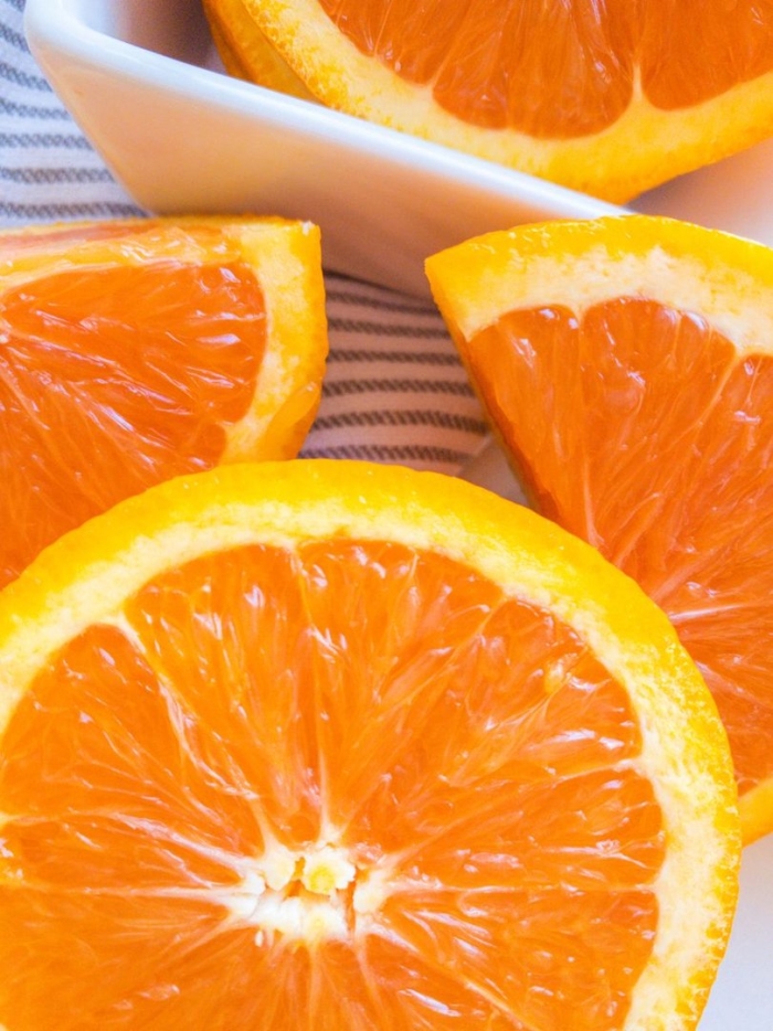 Фрукт оранжевого цвета