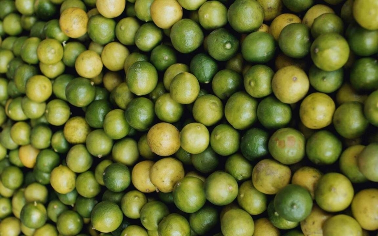 Маленький зеленый фрукт