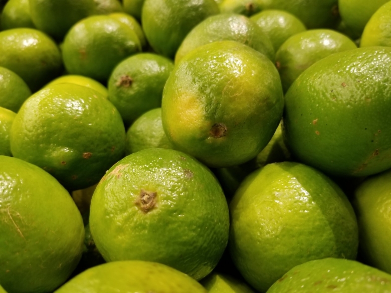 Маленький зеленый фрукт фейхоа