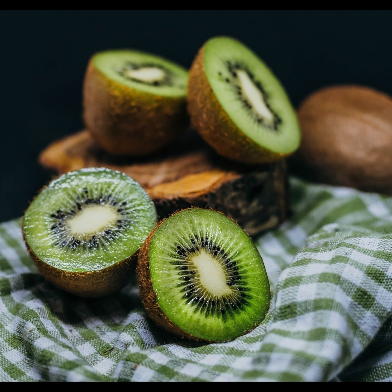 Киви спелое в разрезе