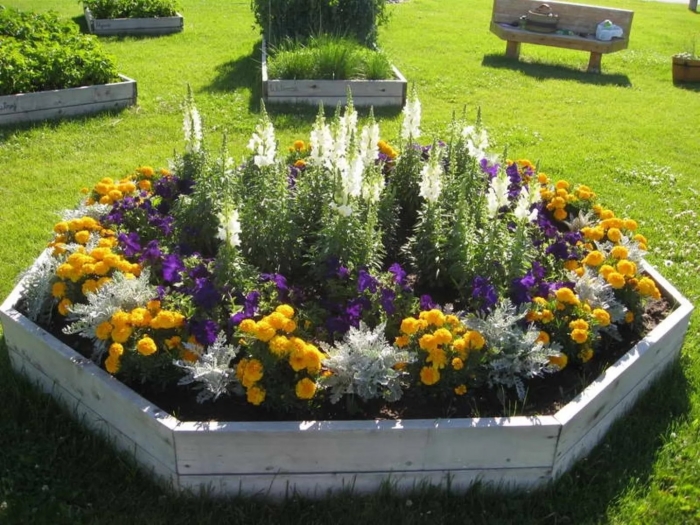 Красивое оформление клумбы