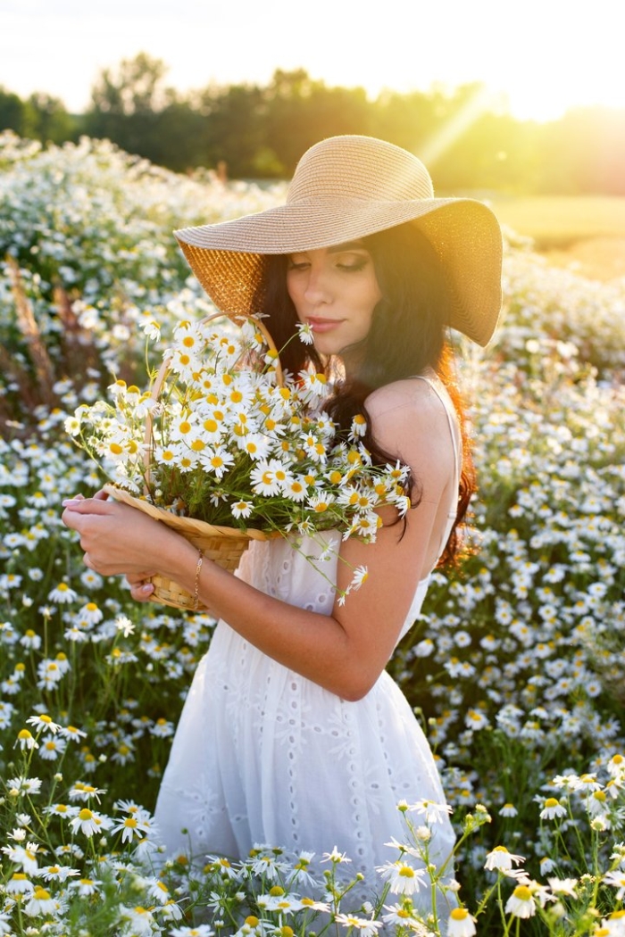 Женщина с букетом ромашек