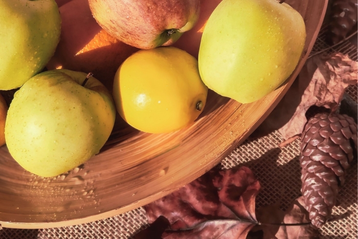 Яблоки на столе