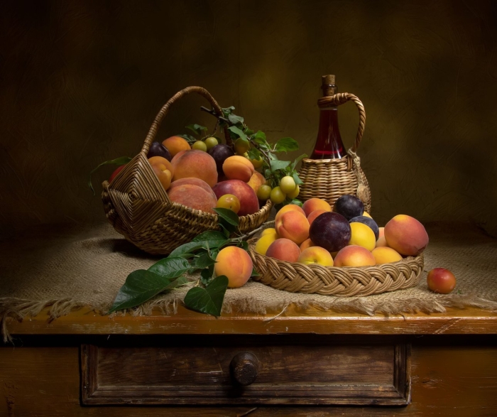 Натюрморт с персиками