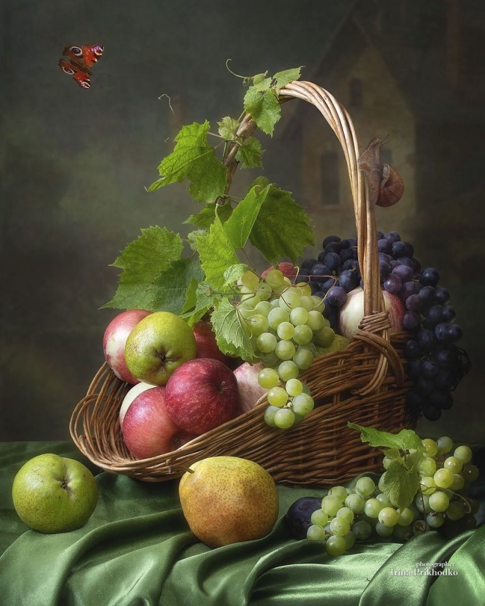 Натюрморт корзина с фруктами