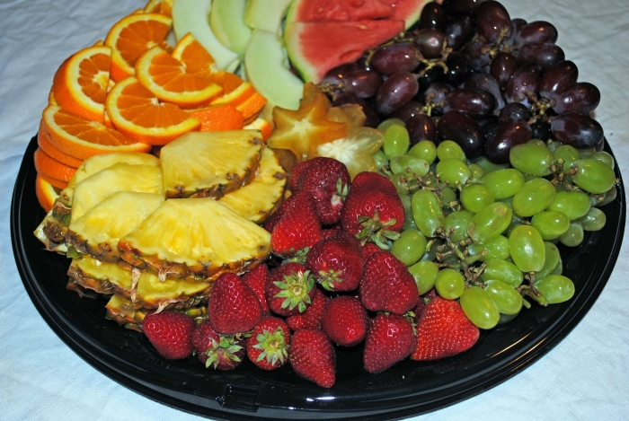 Тарелка с фруктами на праздничный стол