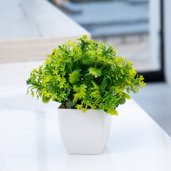 Искусственные цветы в кашпо