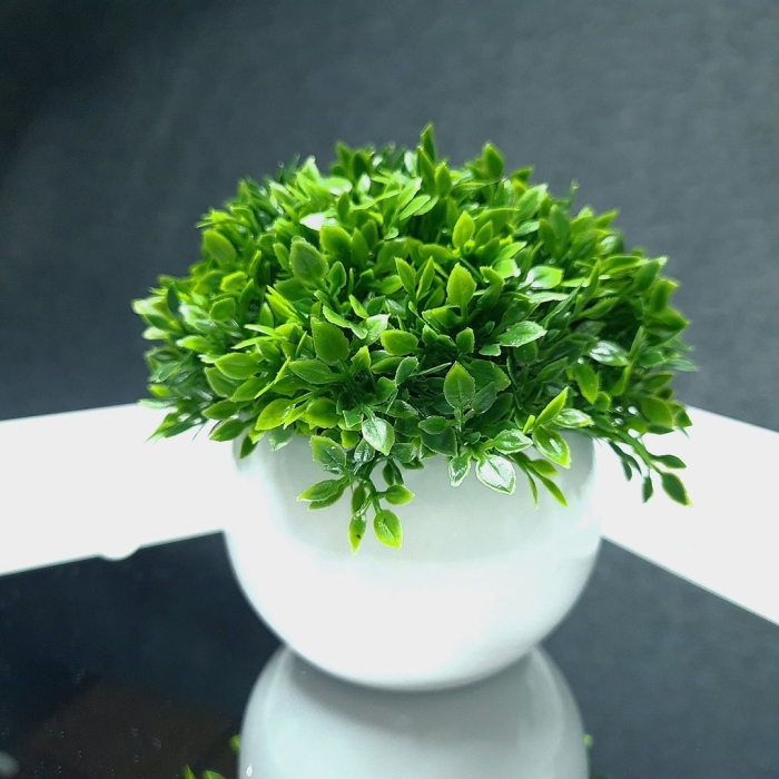 Искусственное растение в горшке