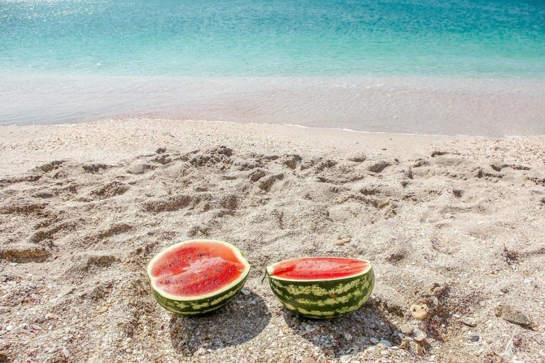 Арбуз на берегу моря
