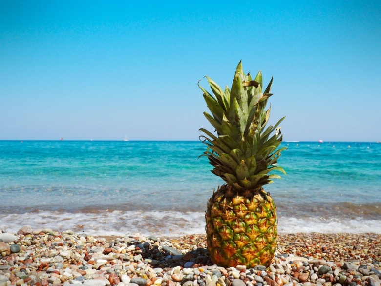 Ананас на берегу моря