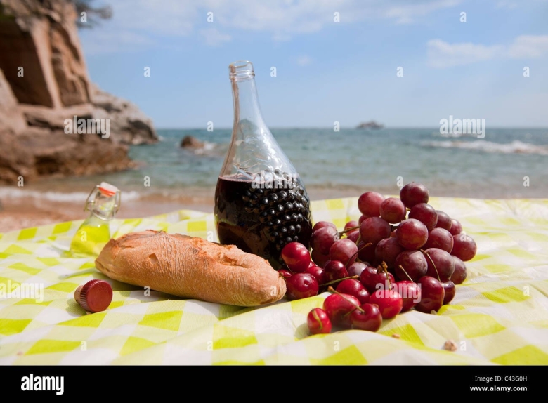 Шампанское и фрукты на берегу моря