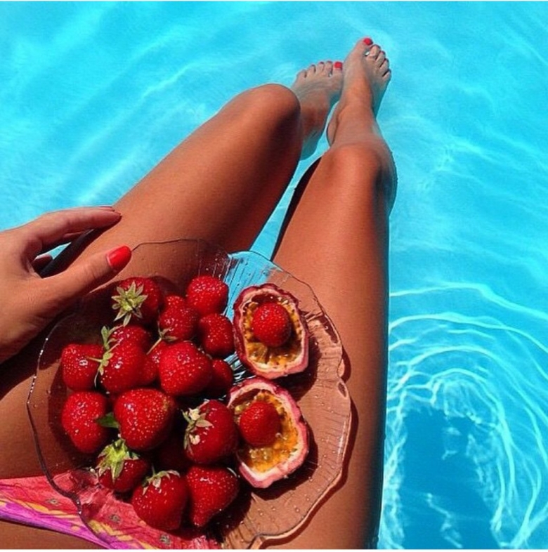 Женские ноги в бассейне