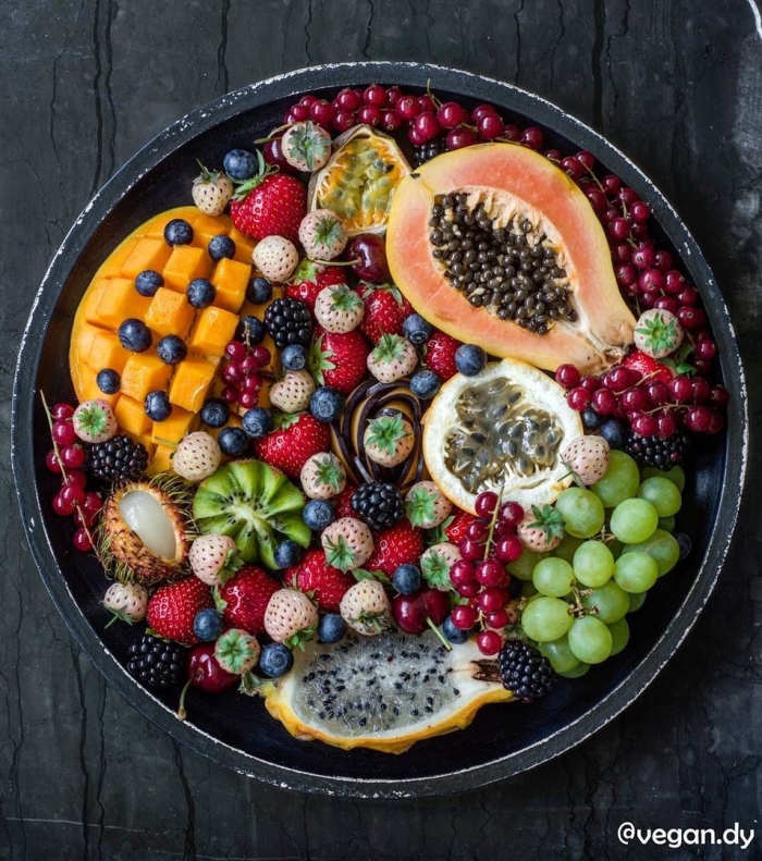 Красивая тарелка с фруктами