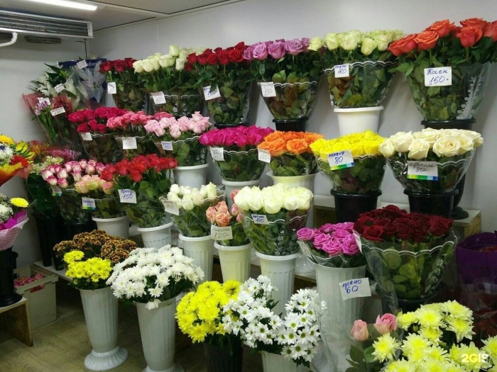 Ассортимент цветов в цветочном магазине
