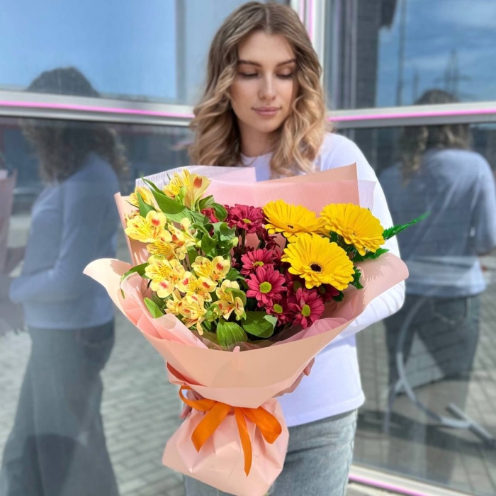 Букет герберы и альстромерии