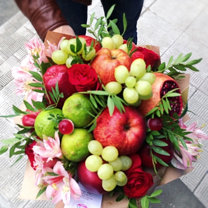 Фруктово цветочный букет