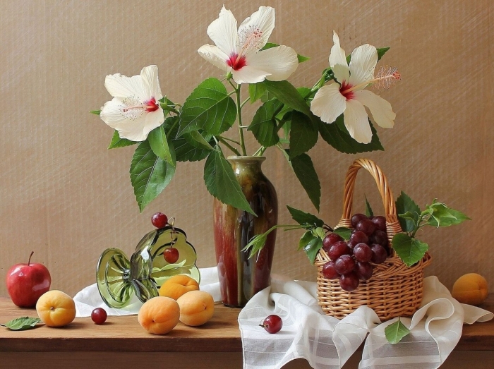 Натюрморт с цветами и фруктами