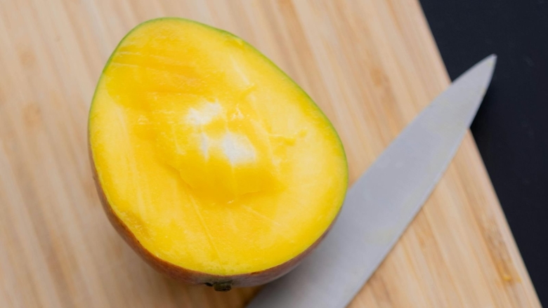 Плесень на косточке манго