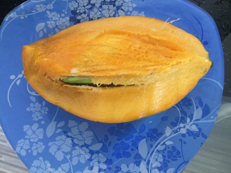 Манго фрукт с косточкой