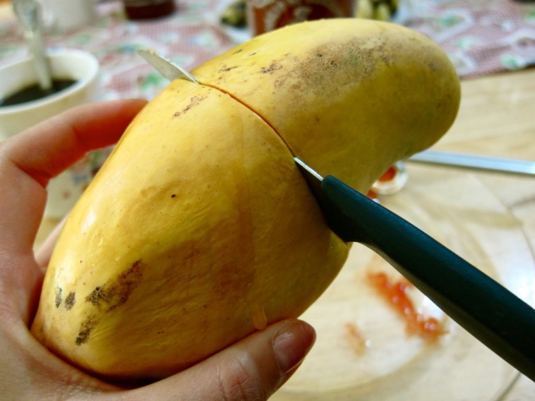 Манго фрукт с косточкой