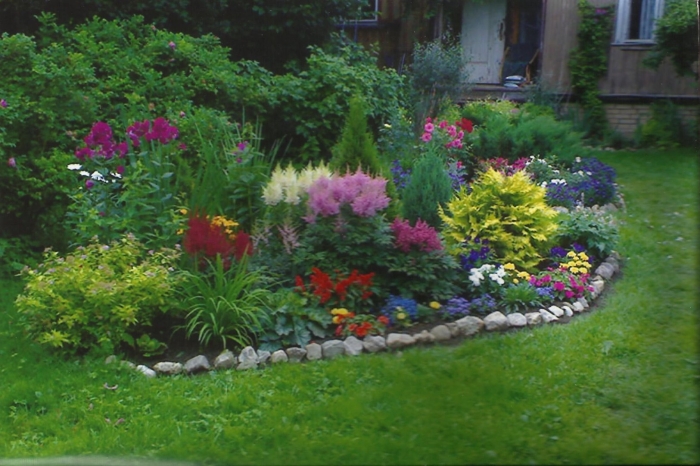 Цветник на даче для начинающих из многолетников