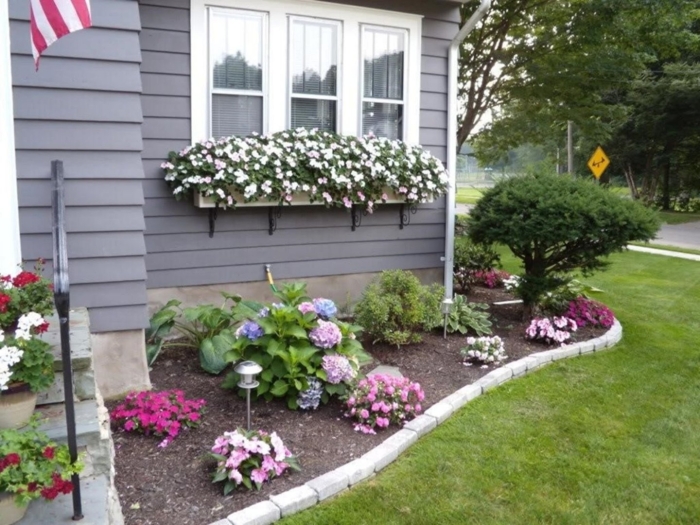 Дизайн клумбы перед домом в частном доме