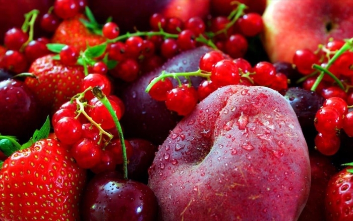 Красные фрукты и ягоды