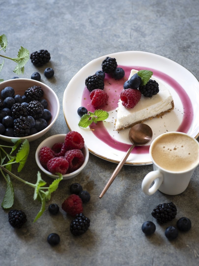 Красивые пирожные и кофе