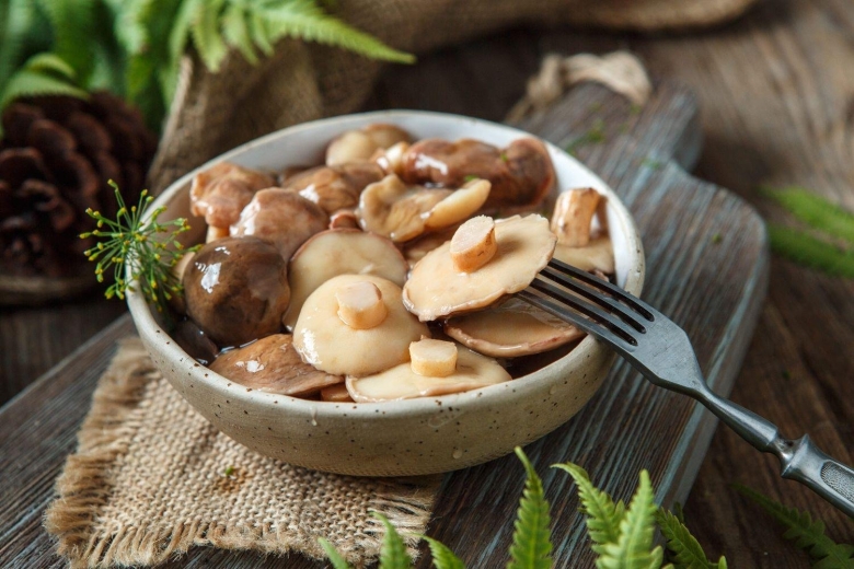 Маринованные маслята