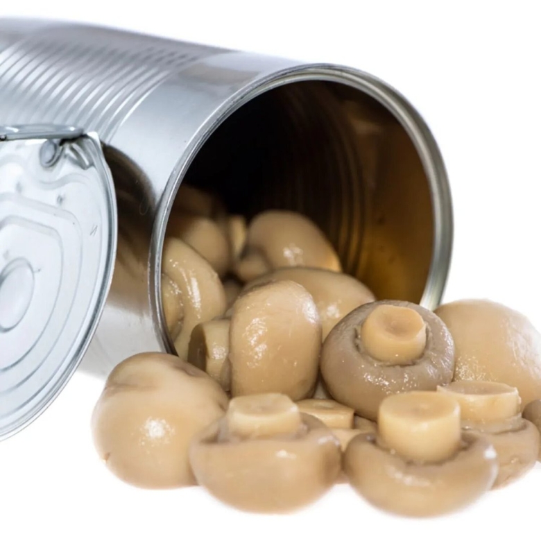 Шампиньоны консервированные на черном фоне